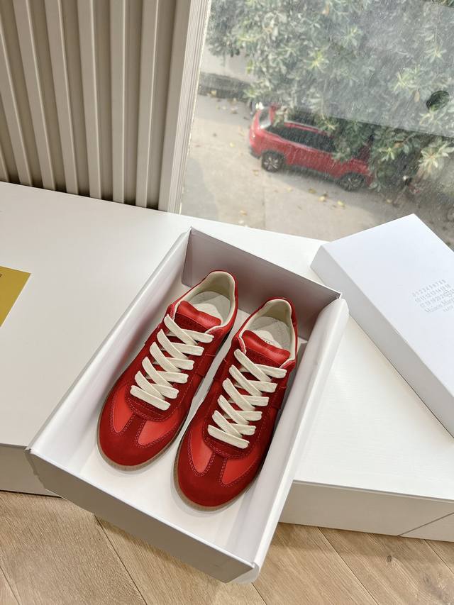Maisonmargiela Mm6德训休闲鞋鬼才设计师品牌，一个轻奢品牌上脚很百搭哦，也很随脚舒适，这一款德国训练鞋延续了经典的T形真皮拼接设计，经过设计团队