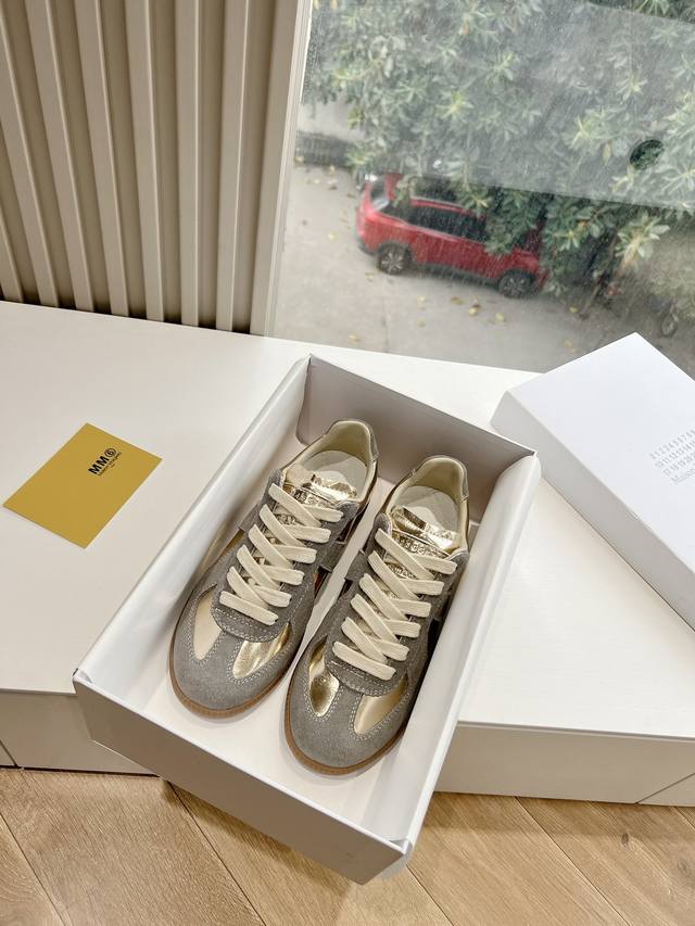Maisonmargiela Mm6德训休闲鞋鬼才设计师品牌，一个轻奢品牌上脚很百搭哦，也很随脚舒适，这一款德国训练鞋延续了经典的T形真皮拼接设计，经过设计团队