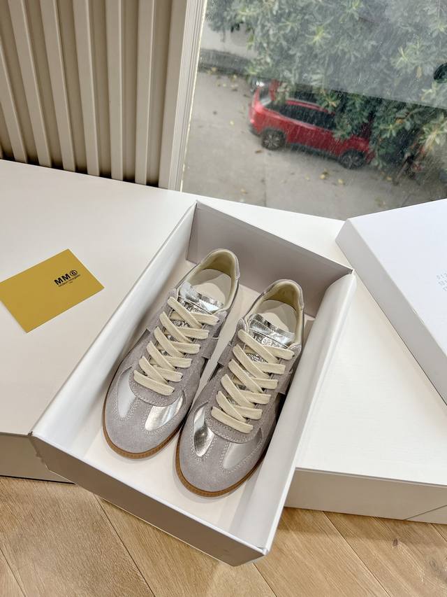 Maisonmargiela Mm6德训休闲鞋鬼才设计师品牌，一个轻奢品牌上脚很百搭哦，也很随脚舒适，这一款德国训练鞋延续了经典的T形真皮拼接设计，经过设计团队