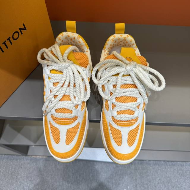 码数38-46 L*Skate 运动鞋，本款 L.V Skate 运动鞋拼接 Monogram 丹宁布和科技网格面料，搭配科技鞋带和橡胶外底，彰显 1990 年