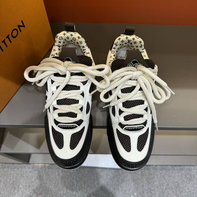 码数38-46 L*Skate 运动鞋，本款 L.V Skate 运动鞋拼接 Monogram 丹宁布和科技网格面料，搭配科技鞋带和橡胶外底，彰显 1990 年