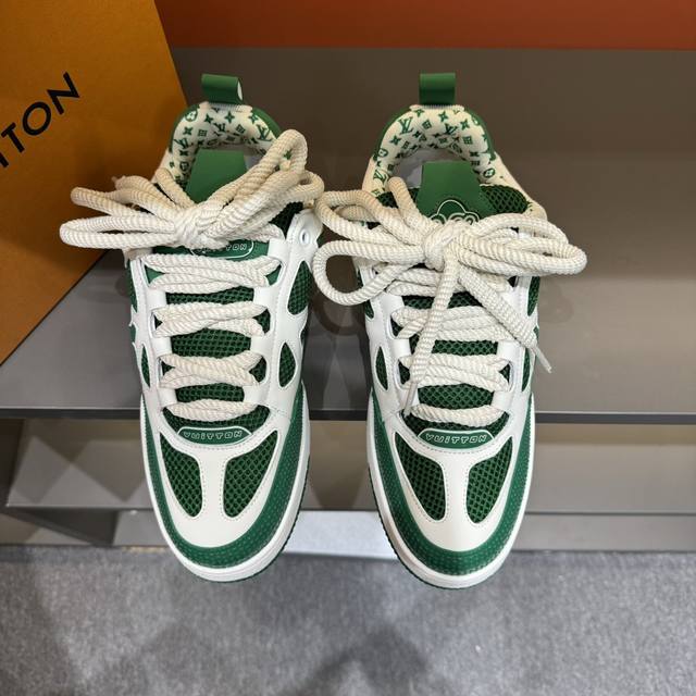 码数38-46 L*Skate 运动鞋，本款 L.V Skate 运动鞋拼接 Monogram 丹宁布和科技网格面料，搭配科技鞋带和橡胶外底，彰显 1990 年