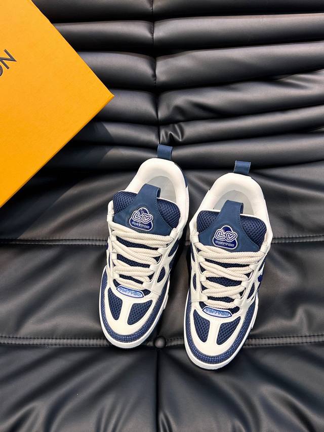 码数38-45 L*Skate 运动鞋-厚底系带面包运动鞋，采用头层牛皮制成，鞋头撞色橡胶包裹，粗鞋带系带设计，侧面带 Monogram 大印花， 鞋舌及后跟”