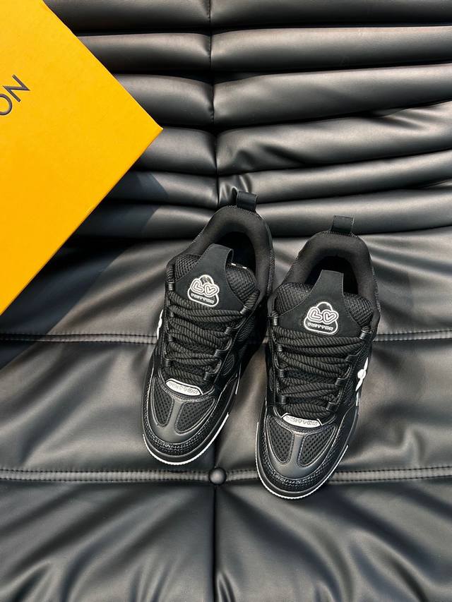 码数38-45 L*Skate 运动鞋-厚底系带面包运动鞋，采用头层牛皮制成，鞋头撞色橡胶包裹，粗鞋带系带设计，侧面带 Monogram 大印花， 鞋舌及后跟”