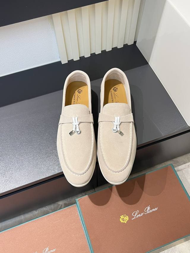 Loro Pian‘* 情侣款经典Lp顶级版本 英伦平底乐福鞋，老钱风必备单品，极简的设计吸睛耐看，穿搭加分项呀 软乎乎的脚感质感出众，不会磨脚就很Nice搭配
