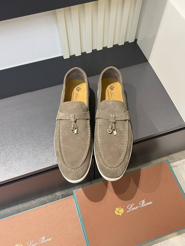 Loro Pian‘* 情侣款经典Lp顶级版本 英伦平底乐福鞋，老钱风必备单品，极简的设计吸睛耐看，穿搭加分项呀 软乎乎的脚感质感出众，不会磨脚就很Nice搭配