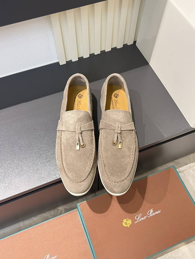 Loro Pian‘* 情侣款经典Lp顶级版本 英伦平底乐福鞋，老钱风必备单品，极简的设计吸睛耐看，穿搭加分项呀 软乎乎的脚感质感出众，不会磨脚就很Nice搭配
