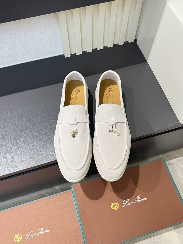 Loro Pian‘* 情侣款经典Lp顶级版本 英伦平底乐福鞋，老钱风必备单品，极简的设计吸睛耐看，穿搭加分项呀 软乎乎的脚感质感出众，不会磨脚就很Nice搭配