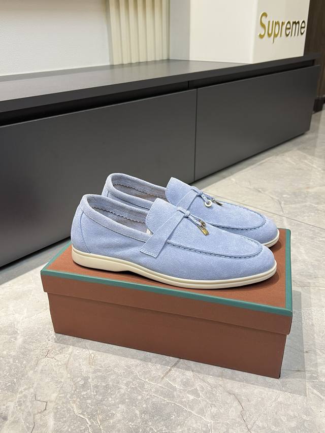 Loro Pian‘* 情侣款经典Lp顶级版本 英伦平底乐福鞋，老钱风必备单品，极简的设计吸睛耐看，穿搭加分项呀 软乎乎的脚感质感出众，不会磨脚就很Nice搭配