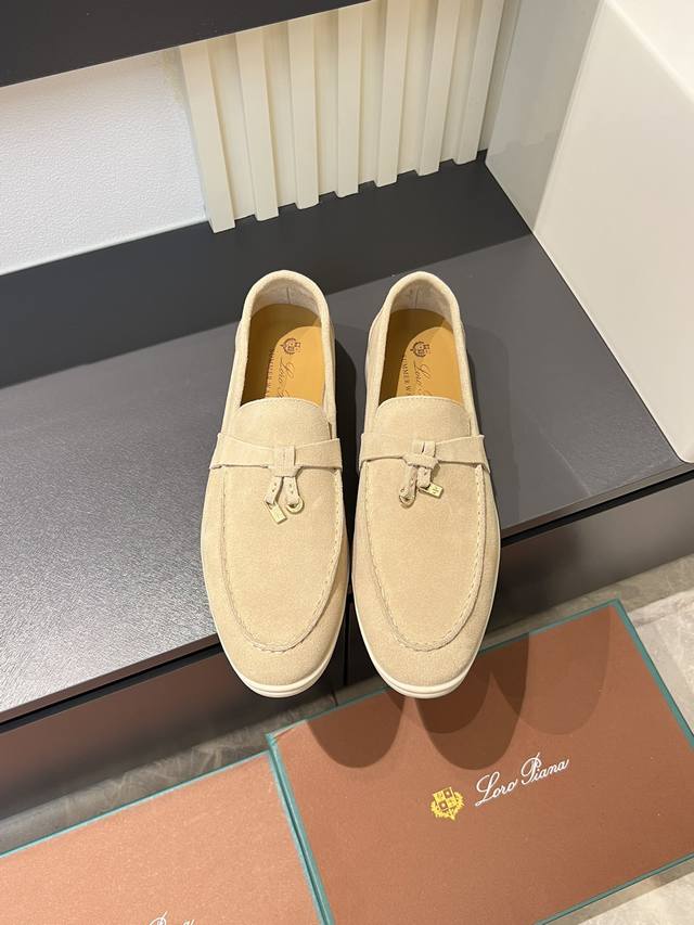 Loro Pian‘* 情侣款经典Lp顶级版本 英伦平底乐福鞋，老钱风必备单品，极简的设计吸睛耐看，穿搭加分项呀 软乎乎的脚感质感出众，不会磨脚就很Nice搭配