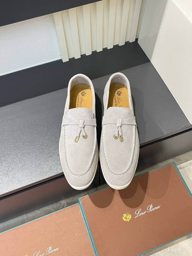 Loro Pian‘* 情侣款经典Lp顶级版本 英伦平底乐福鞋，老钱风必备单品，极简的设计吸睛耐看，穿搭加分项呀 软乎乎的脚感质感出众，不会磨脚就很Nice搭配