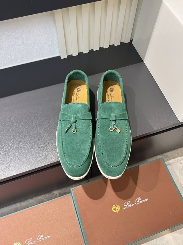 Loro Pian‘* 情侣款经典Lp顶级版本 英伦平底乐福鞋，老钱风必备单品，极简的设计吸睛耐看，穿搭加分项呀 软乎乎的脚感质感出众，不会磨脚就很Nice搭配