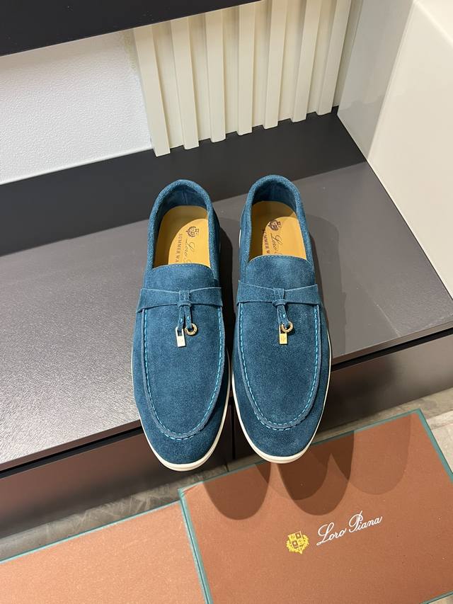 Loro Pian‘* 情侣款经典Lp顶级版本 英伦平底乐福鞋，老钱风必备单品，极简的设计吸睛耐看，穿搭加分项呀 软乎乎的脚感质感出众，不会磨脚就很Nice搭配