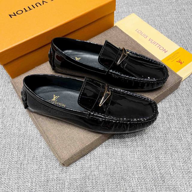 实价 Lv路易威登I 官网旗舰店新款意大利名模贵族们爆款，Lv路易威登时尚界的佼佼者，无可超越，明星同款，官网爆款，采用进口原版牛漆皮+牛皮内里 真材实料 ，法