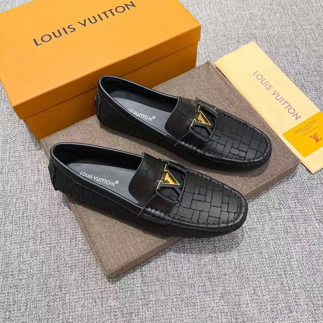 Lv官网新款，路易威登1921年创立于佛罗伦萨，是全球奢侈品品牌之一，其独特的创意和革新风靡全球，古驰 永恒而经典，一直以来深受明星们的青睐，并成为世界上流社会