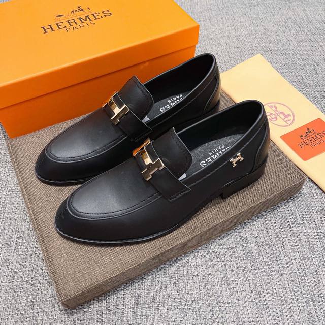 实价 爱马仕 官方商务休闲新款套脚皮鞋，意大利名模贵族们爆款，爱马仕时尚界的佼佼者，无可超越，官方高品质精品高端皮鞋。适合驾车，休闲，白领，商务男士首选，明星同