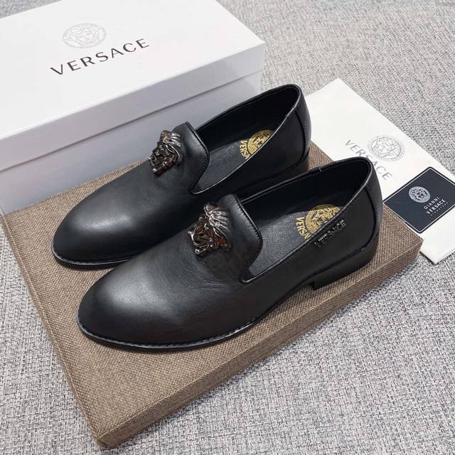 实价 ， 范思哲 官网原版新款高端商务休闲驾车套脚皮鞋，意大利名模贵族们爆款，时尚界的佼佼者，无可超越，明星同款，鞋面采用进口原版牛皮+性感美杜莎头像+鞋侧品牌