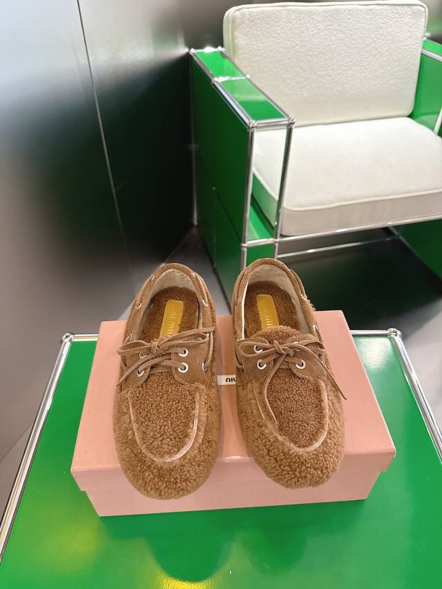 K024 Miumiu 25年走秀新款毛毛乐福鞋 火爆来袭，常年穿搭必备单品，鞋面垫脚采用定制进口泰迪羊毛复古工艺，使整双鞋都透露着随性和洒脱，鞋面采用简约系带