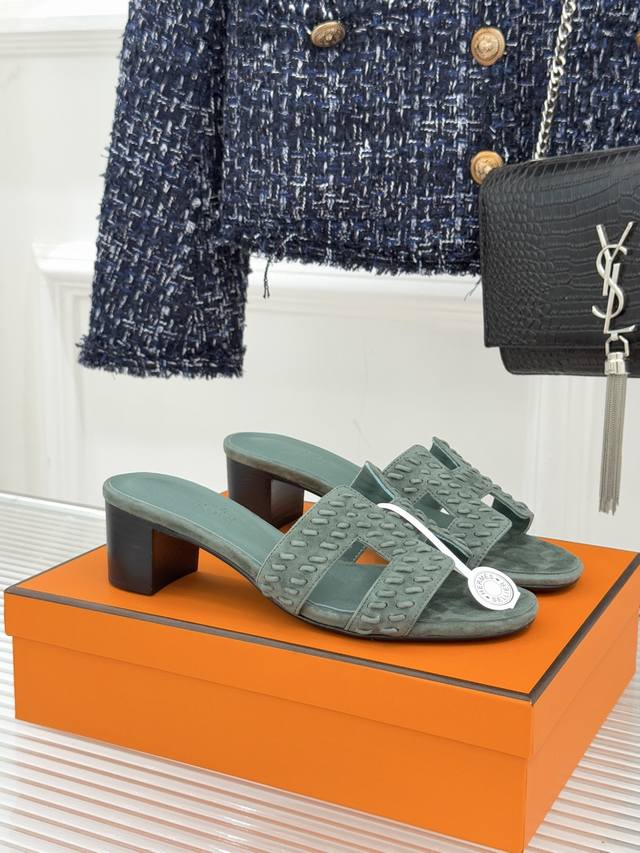 顶版拖鞋 凉鞋 配原版飞机盒 HermèS 爱马仕万年经典平底粗跟H拖 将简约美学与极致工艺完美融合。 粗跟设计 赋予你恰到好处的高度 约3Cm的跟高 在增添优