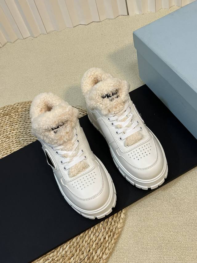 出厂： Prad A Fw25 New Arrival～ P家2025秋冬羊毛厚底羊羔毛板鞋新品 决绝子单品，皮毛一体材质加持，好看又温暖呀 鞋面开边珠牛皮 小