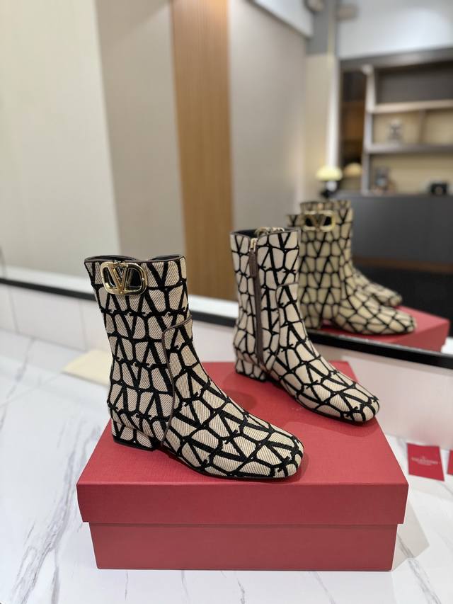 Valentino Garavanivlogo Type Rosso红V标志靴子 -钯金色调Vlogo Type镂空装饰 -侧面拉链开合 -V专柜最新款 顶级版