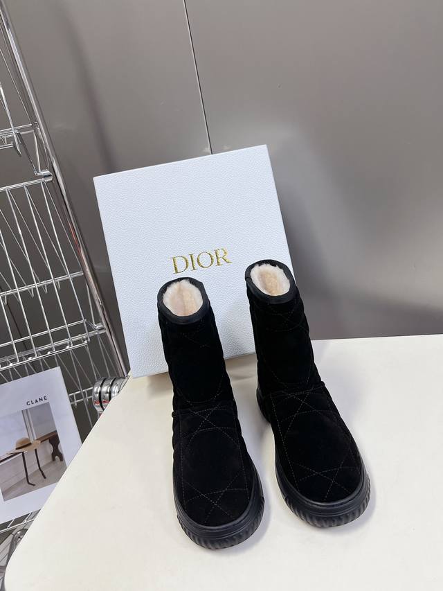 拖 靴 Dior 迪奥 秋冬新款雪地靴半拖 这款Dior 及踝靴巧妙融合 Dior Chez Moi 系列元素 采用 Oblique 印花天鹅绒制作，Chris