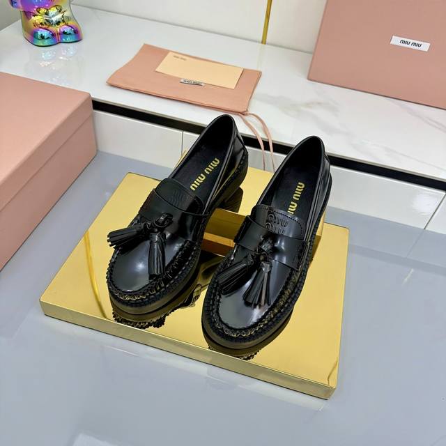 出厂价Pp Miu Miu 缪缪 25Ss 早秋新款英伦风系带乐福鞋 Miumiu秀场适当“邋遢”擦色工艺独一无二的工艺来自Miu Miu系列的细节特写 新季的