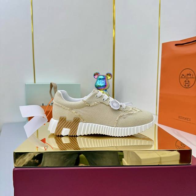 女 男+10 Hermes 顶级版本# 爱马仕H家经典情侣款 休闲运动鞋 情侣款休闲之履运动老爹鞋结合高科技帆布与麂皮山羊皮，在橡胶鞋底上饰以夸张“H”字母，斜