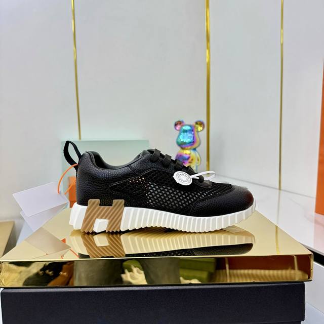 女 男+10 Hermes 顶级版本# 爱马仕H家经典情侣款 休闲运动鞋 情侣款休闲之履运动老爹鞋结合高科技帆布与麂皮山羊皮，在橡胶鞋底上饰以夸张“H”字母，斜