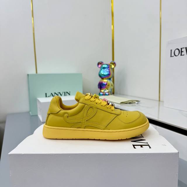 不加装饰扣 ，加鞋带装饰扣+50 Loewe｜罗意威小白鞋 超百搭歪头运动鞋 罗意威又出爆款Jambo运动鞋 依旧是有特色的歪头设计 搭配全皮面的材质 雕刻An