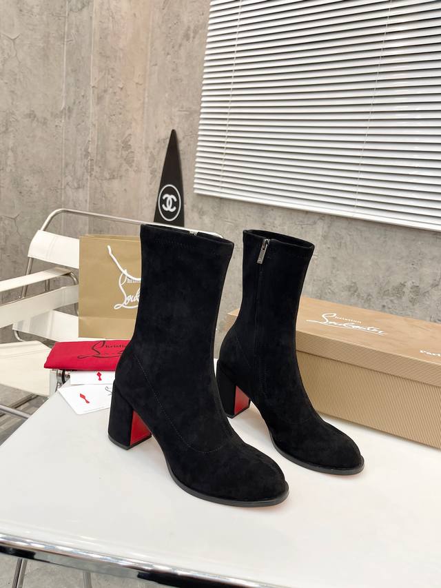 元： Christian Louboutin Cl 重磅推出新款粗跟弹力踝靴，经典而精致，线条流畅纤细。配有70毫米方形鞋跟。根据场合，将它拉至小腿或放松至脚踝