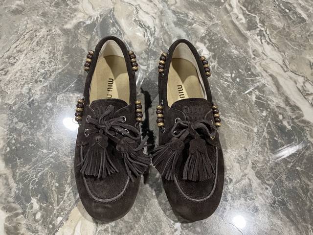 出厂价Ppp 高版本 Miu Miu 缪缪 25Ss 早秋新款英伦风系带乐福鞋 Miumiu秀场适当“邋遢”擦色工艺独一无二的工艺来自Miu Miu系列的细节特