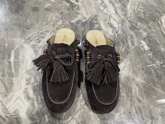 出厂价Ppp 高版本 Miu Miu 缪缪 25Ss 早秋新款英伦风系带乐福鞋 Miumiu秀场适当“邋遢”擦色工艺独一无二的工艺来自Miu Miu系列的细节特