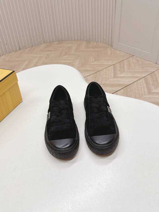 情侣款 Fendi芬迪2025新款板鞋休闲运动鞋 经典Ff老花面 超好看百搭 L皮面压花 内里采用透气布里 轻便 舒适百搭 原版Tpu大底 码数，女款35-45