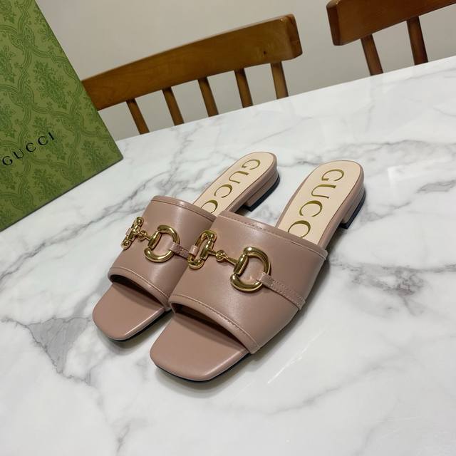Gucci 古奇 方头粗跟一字凉拖鞋，经典马鞍扣搭配，一贯的时尚.简约.大气.百搭 鞋面粒面羊皮 刺绣牛仔布羊皮滚边，里垫为水染羊皮，真皮大底，原版开发五金饰扣