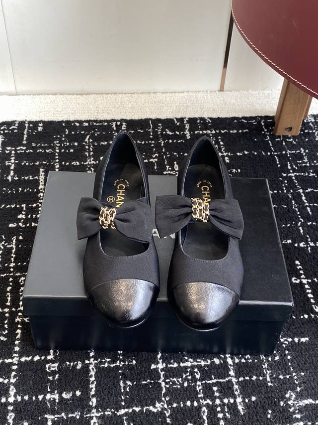 代购级 Chanel 香奈儿 25Ss 春夏秀款 玛丽珍 蝴蝶结单鞋 第一眼看上就被种草了根据天气变化自由穿搭！套上袜套春夏秒变可爱单鞋！秒变魔法公主 鞋面采用