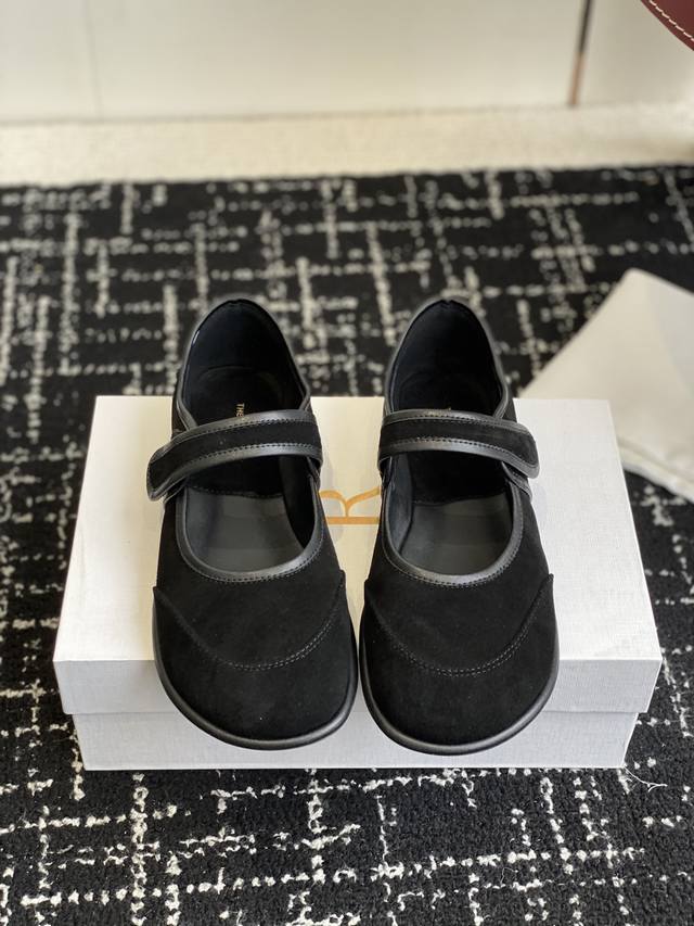 代购级 The Row 玛丽珍 单鞋 第一眼看到这个鞋子就爱上了，带点复古味随意搭配都好看！各大网红博主都在穿它，整个鞋子非常柔软，好穿不磨脚。简约百搭款~ 面