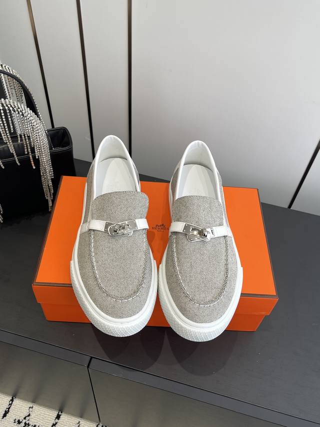 女款 男款430 Hermes 爱马仕 经典H 情侣款 乐福鞋 经久不衰 休闲 简约风格免系带休闲运动鞋 舒适 休闲 百搭 面料: 定制进口麂皮 内里: 羊皮内