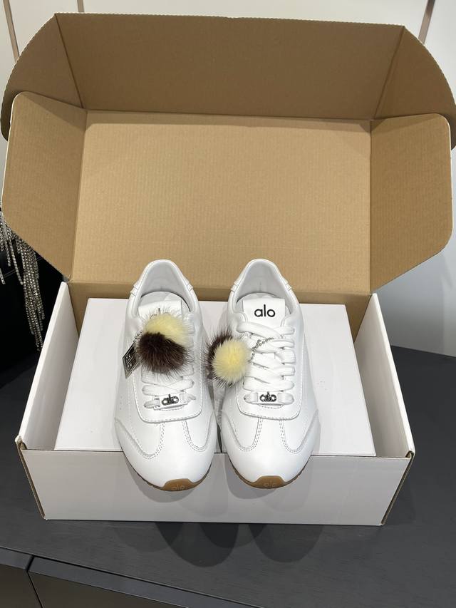 女款 男款360配饰20 Alo 25Ss新品 休闲运动鞋 德训鞋 情侣款 上脚超级百搭 而且超级舒适 上脚一点都不沉重 非常轻便 套上袜套搭配更好看 上脚增高