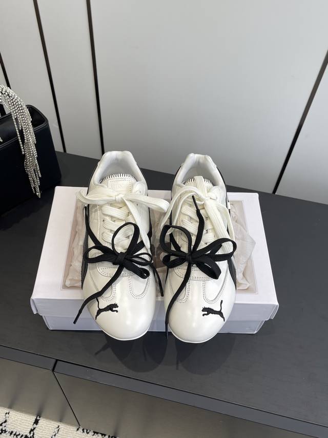 Rose X Puma 彪马Speedcat 联名款板鞋 休闲运动鞋 两种配色 均采用皮革材质打造 质感高级且有光泽 鞋身侧边有标志性的白色和黑色大Logo条带