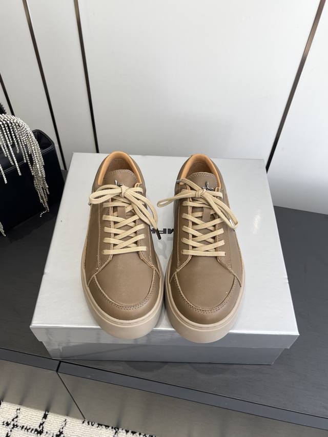 单鞋 短靴390Smfk 小众潮牌 25Ss新款 厚底系带 休闲 单鞋 短靴 一眼心动 质感拉满，上脚无敌增高，闭眼可入 非常时髦的单品之一超多网红博主、明星都