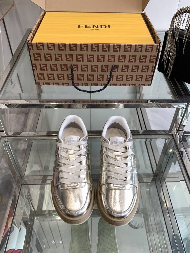 最新版面 Fendi芬迪 25新色 板鞋休闲运动鞋 情侣款 Fd Match 升级新款 全皮面拼接 新鲜血液注入加Ff复古的设计 超好看百搭 鞋面牛皮面拼接组合