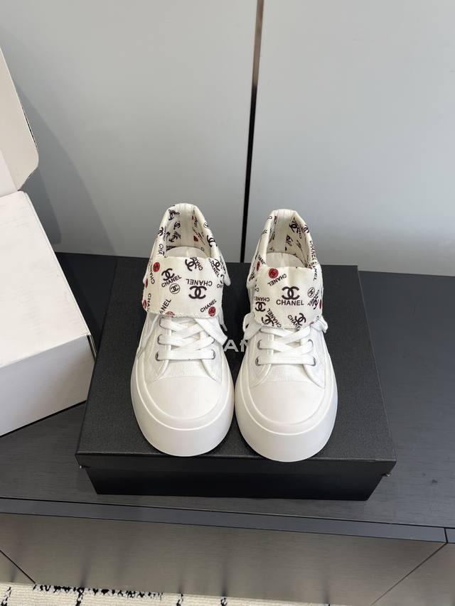 Chanel 小香 25Ss秋冬新款 休闲鞋 饼干鞋 目前超级流行的饼干鞋 网红明星小红书狂追热推 发售蠢萌可爱的造型带了点复古味！ 造型特殊，很有辨识度， 显