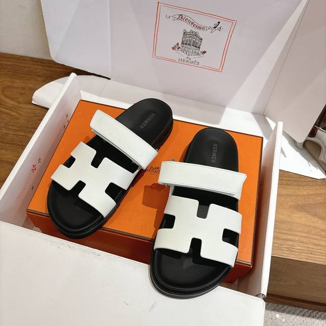 Herme S Ss25官网最新颜色，New Arrival～ 升级版H家二舅拖鞋，必须疯狂打Call 经典的+2025新配色，也太好看了吧 不同颜色和材质的拼