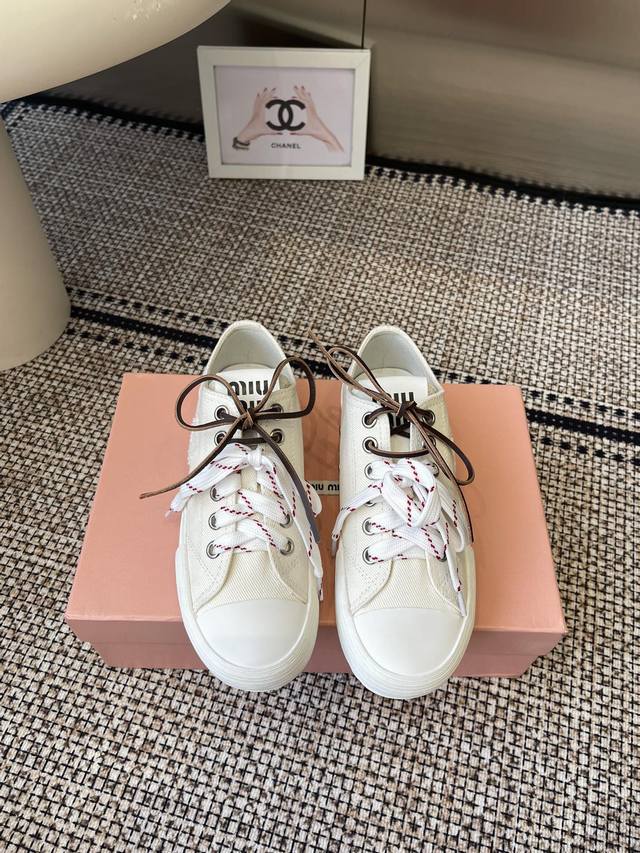Miumiu 缪缪25春夏新款美式复古风饼干鞋休闲帆布鞋双鞋带布鞋皮鞋 颜值担当火爆双鞋带布鞋 不得不入的一款～简约高级 随意搭配上脚非常舒适，年度必入款！春夏