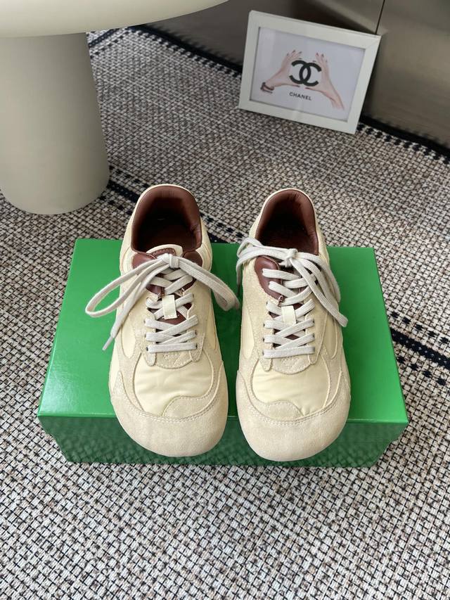 女款 男款 Bottega Veneta 葆蝶家 Bv最新款Orbit系列 复古休闲运动鞋 情侣款 Bottega Veneta 以 90年代自由随性的复古风格 女款 男款 Bottega Veneta 葆蝶家 Bv最新款Orbit系列 复古休闲运动鞋 情侣款 Bottega Veneta 以 90年代自由随性的复古风格