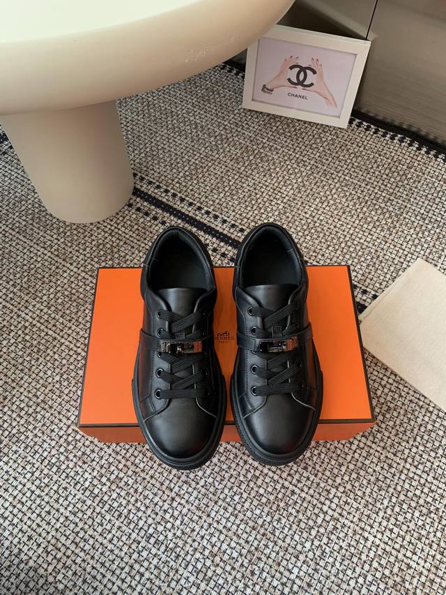 女款 男款 Hermes爱马仕 Kelly扣 乐福鞋风格 运动鞋板鞋 情侣款 顶级版本 同步专柜上新 鞋子的每一个细节都特别用心 雅致的拼接元素 时尚飞织系带方