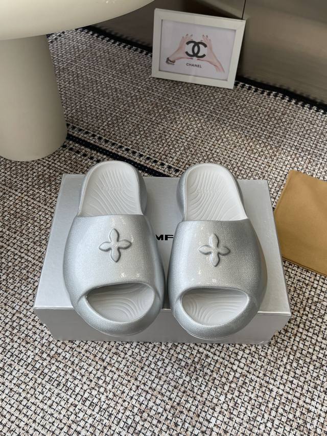 代购级黑色270 银色 Smfk 25Ss 小众潮牌爆款没计感浮雕一字厚底拖鞋 爆真的是很耐看越看越喜欢！矮个子宝宝的福音直接拉长身材比例！！ 鞋身柔软舒适，鞋