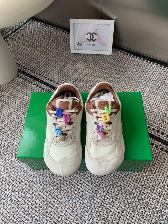 女款 男款 装饰扣 Bottega Veneta 葆蝶家 Bv最新款Orbit系列 复古休闲运动鞋 情侣款 Bottega Veneta 以 90年代自由随性的 女款 男款 装饰扣 Bottega Veneta 葆蝶家 Bv最新款Orbit系列 复古休闲运动鞋 情侣款 Bottega Veneta 以 90年代自由随性的