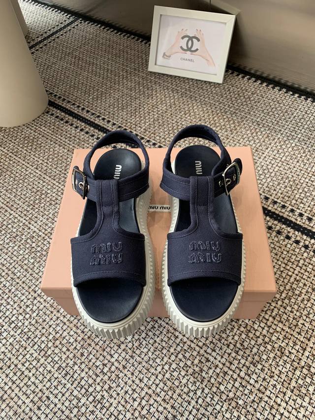 Miumiu缪缪 春夏新品走秀款饼干凉鞋 厚底鞋 简约的运动板鞋设计 极具辨识度的鞋舌 打造佛系甜美的休闲风 上脚气场十足随意搭配 长裙，短裙，短裤，穿出与众不